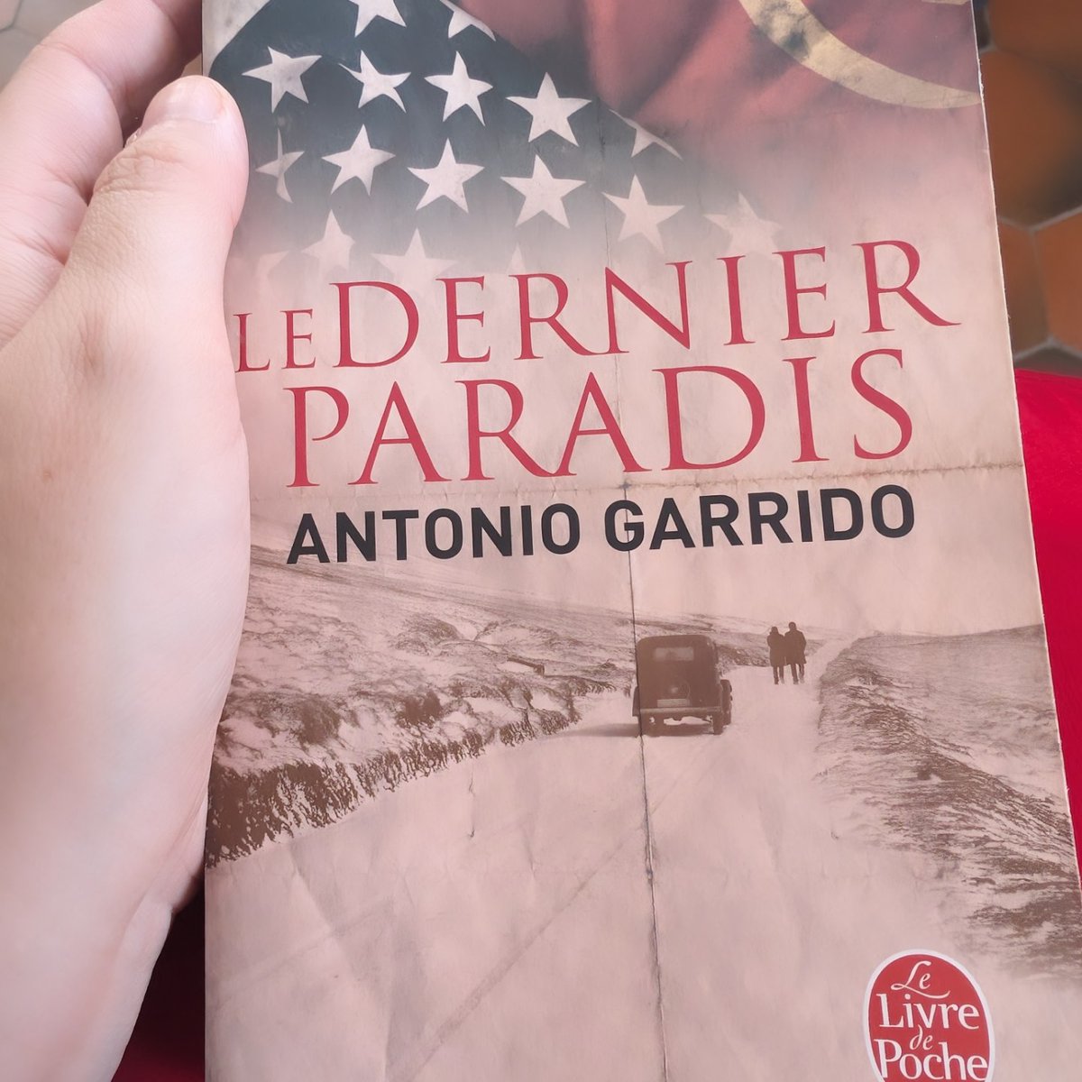 Le Dernier Paradis d’Antonio Garrido nous plonge dans l’Amérique des années 30 🇺🇸. Entre misère, rêves de liberté et complots puissants, un jeune homme va découvrir que derrière chaque sourire se cache une vérité dangereuse… Suspense, trahisons et rebondissements garantis #livre