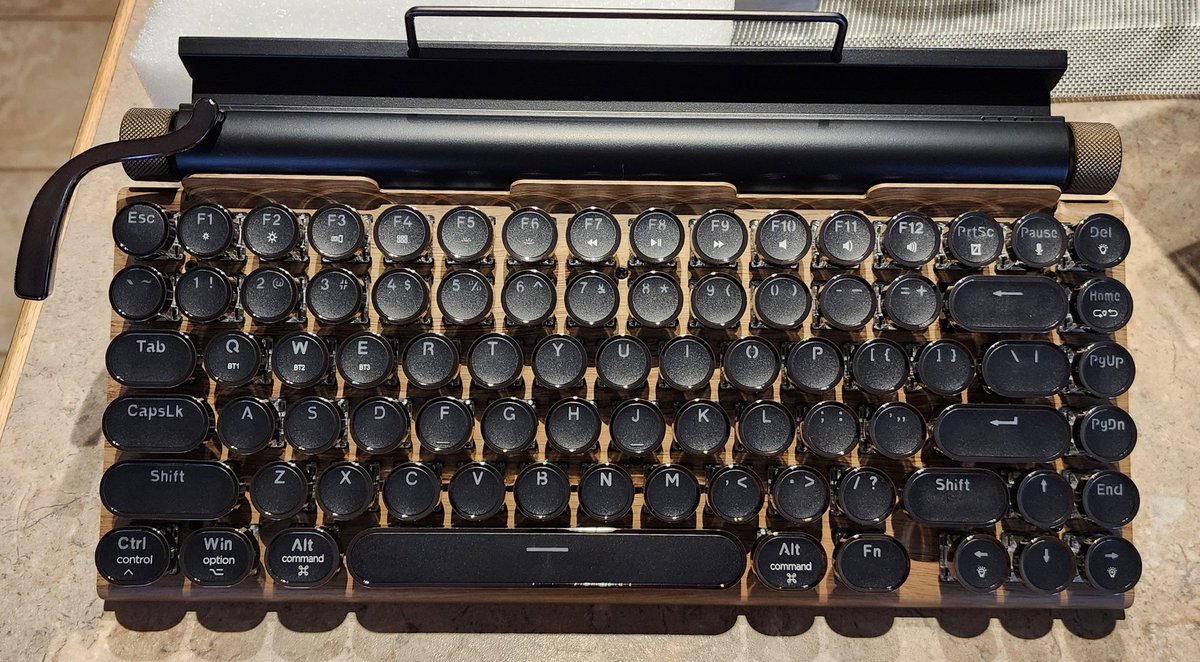theajennda's tweet image. Sis and her hubby sent me a keyboard that looks and sounds like a typewriter! 🥰