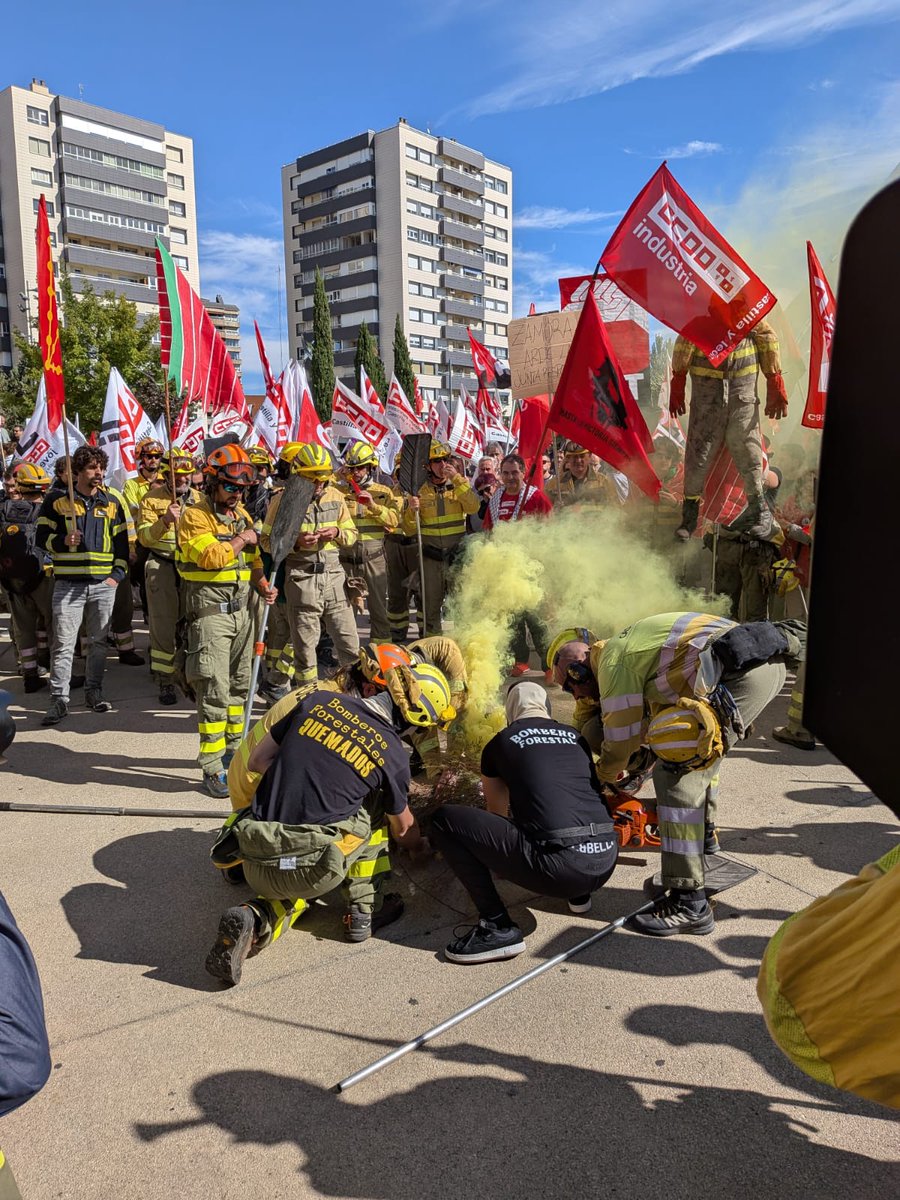 FSCccooCLM's tweet photo. 📢 Esta mañana, más de 5.000 Bomberas y Bomberos Forestales y Agentes Medioambientales de todo el país nos hemos manifestado en Valladolid contra la precariedad laboral que sufrimos.

@AAFF_CCOO_CM @AAMMdeCCOOGZ @CCOOAgentesJCCM https://t.co/2rFJnNEvDz