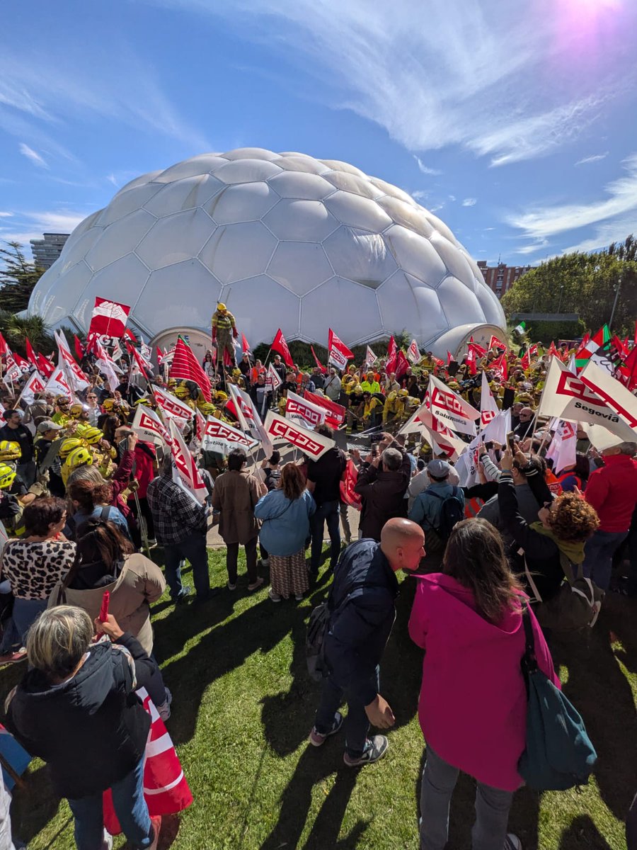 FSCccooCLM's tweet photo. 📢 Esta mañana, más de 5.000 Bomberas y Bomberos Forestales y Agentes Medioambientales de todo el país nos hemos manifestado en Valladolid contra la precariedad laboral que sufrimos.

@AAFF_CCOO_CM @AAMMdeCCOOGZ @CCOOAgentesJCCM https://t.co/2rFJnNEvDz