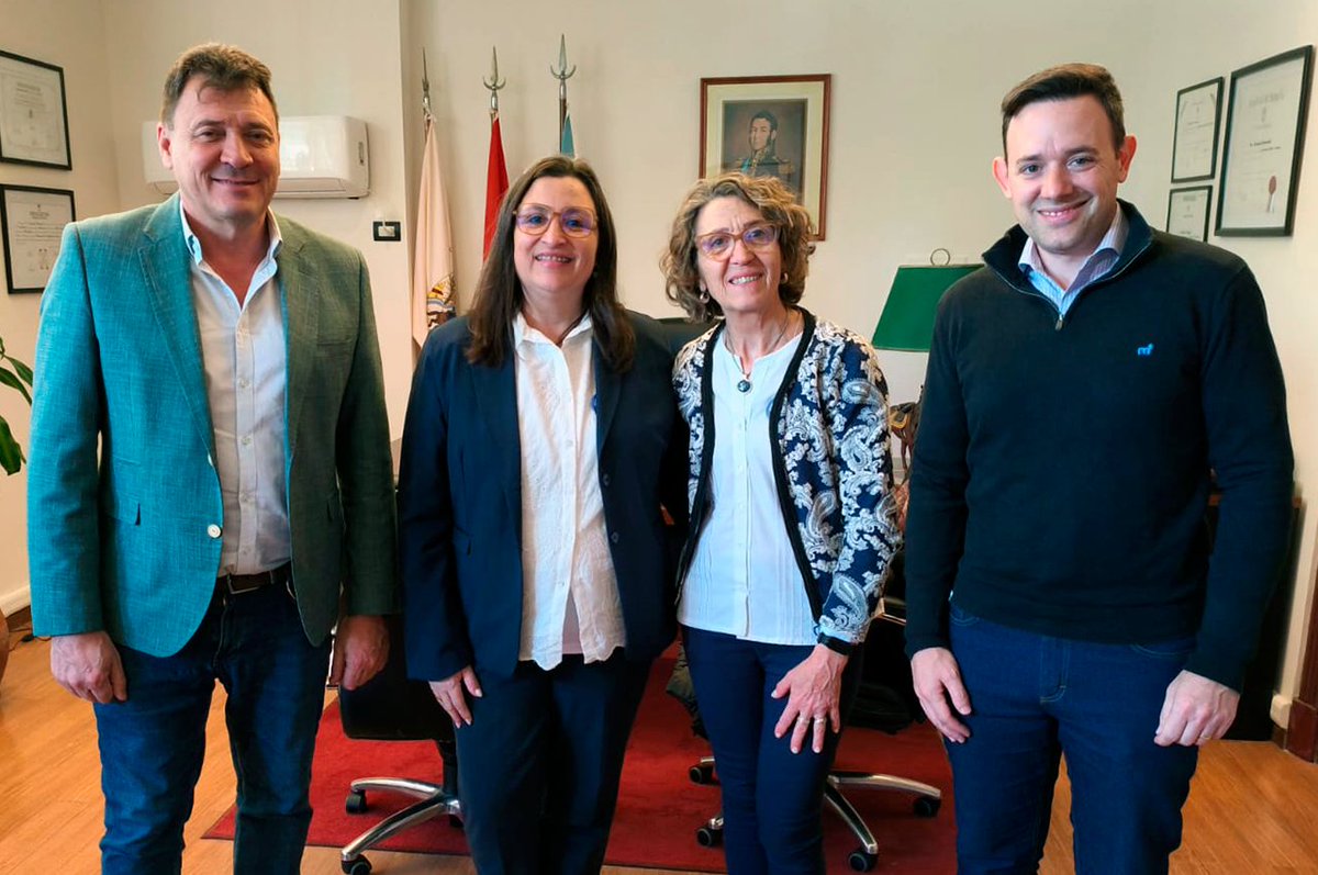 #Aporte
El intendente Leonardo Raimundo, junto al concejal Hernán Ore, recibió a autoridades del Colegio Santa Rosa, a quienes les entregó un cheque por $ 1.500.000 que la institución destinará a la renovación del piso de su parabólico.