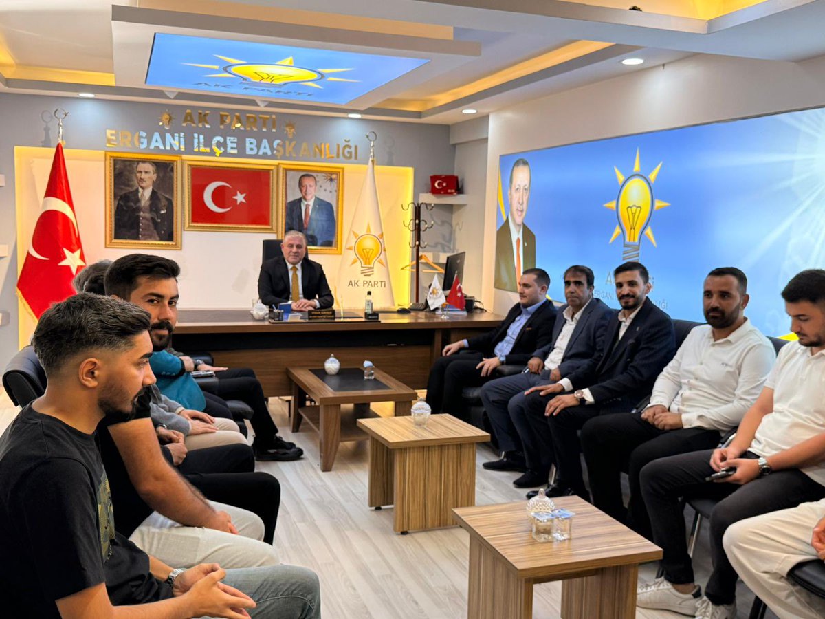 📌 Genel Merkez Gençlik Kolları MKYK Üyesi ÖMER ALKAN’ı Misafir Ettik

AK Parti Ergani Gençliği olarak, İlçe Gençlik Kolları Başkanımız <a href="/muhammetkaplan_/">muhammet kaplan</a>  öncülüğünde Genel Merkez Gençlik Kolları MKYK Üyesi Sayın ÖMER FARUK ALKAN’ı teşkilat binamızda ağırlamanın heyecanını