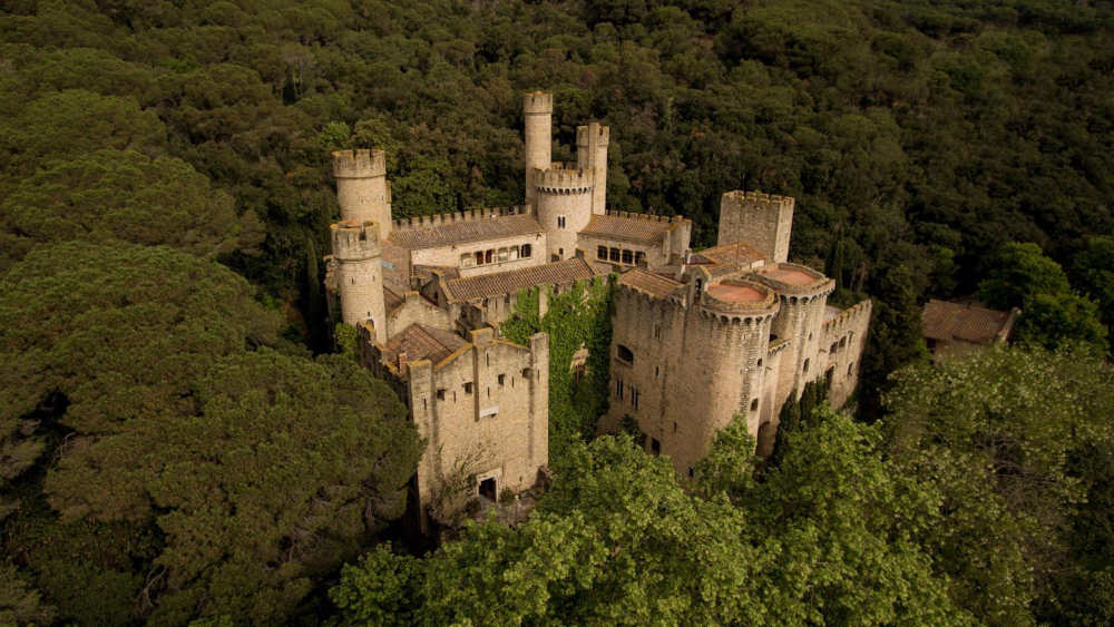 🏰 El Castell de Santa Florentina és molt més que una fortalesa medieval. Entre pins i càmeres, Canet de Mar amaga un tresor patrimonial que ha seduït a reis, arquitectes i fins i tot l'HBO. Segueix el fil ⬇️ #CanetDeMar #SantaFlorentina #HistòriaCatalana