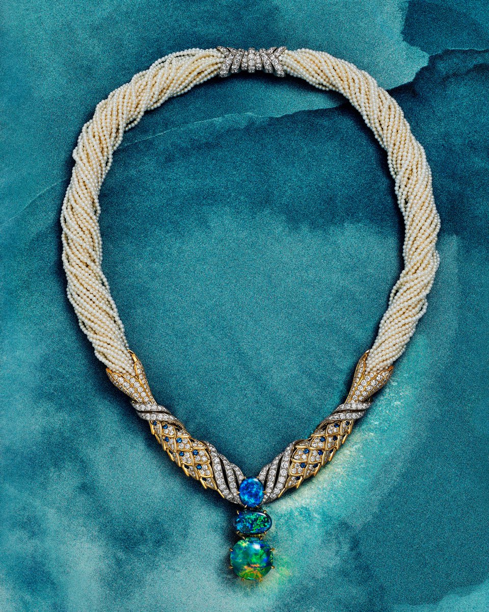 TiffanyAndCo's tweet image. Inspired by the mythical maiden of the sea, the Mermaid chapter from Blue Book 2025: Sea of Wonder comes to life through figurative and surreal forms. A necklace featuring delicate strands of cultured pearls is anchored by black opals of over 28 total carats in an abstract…