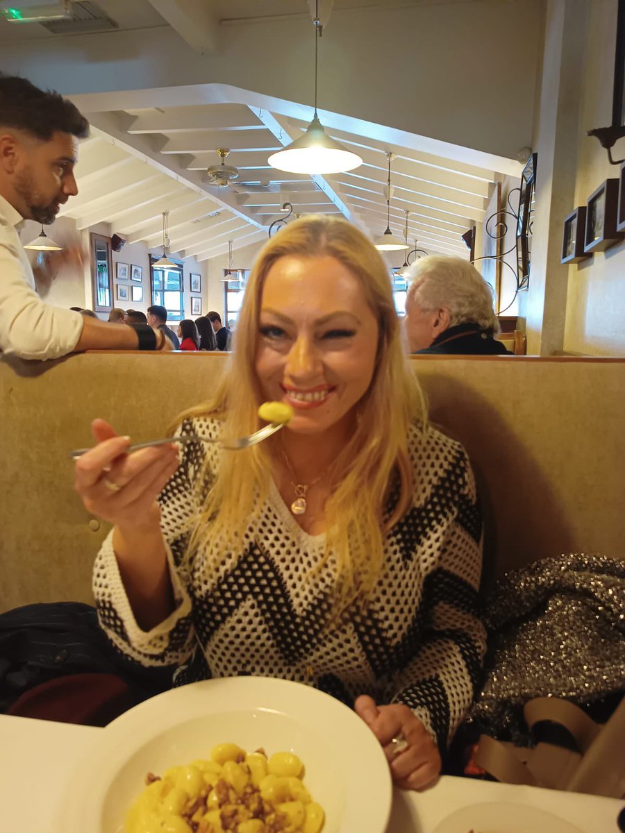 I enjoyed wonderful lunch with friends in Il Portico, the oldest family-owned restaurant in London, which fellow fans of a certain crime series will immediately recognise. “The best pasta in London.”