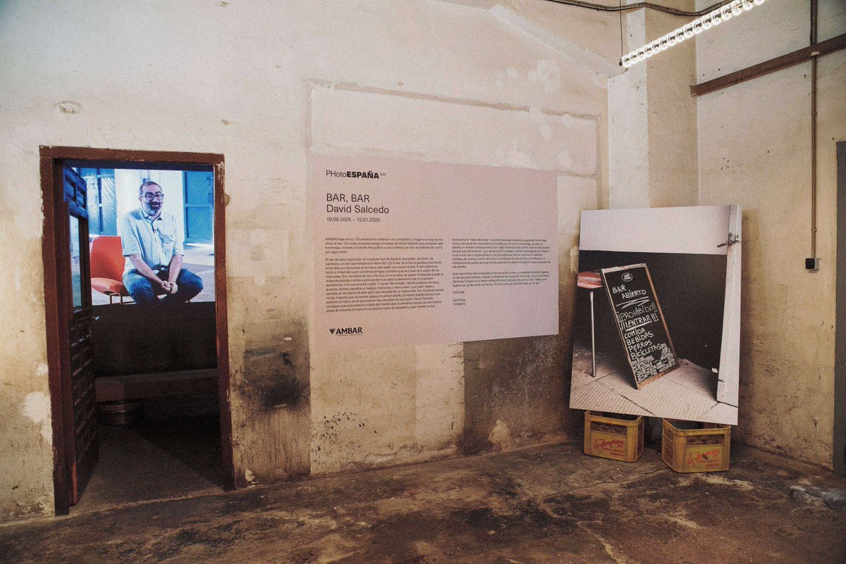 🍻📸 Visita la exposición 'Bar, bar', de David Salcedo, en la La Zaragozana – Fábrica de <a href="/cervezasambar/">Cervezas Ambar</a> de #Zaragoza.

Un homenaje a un lugar que forma parte de nuestra vida cotidiana: el bar.

🔗 phe.es/exposicion/bar…

#PHE25