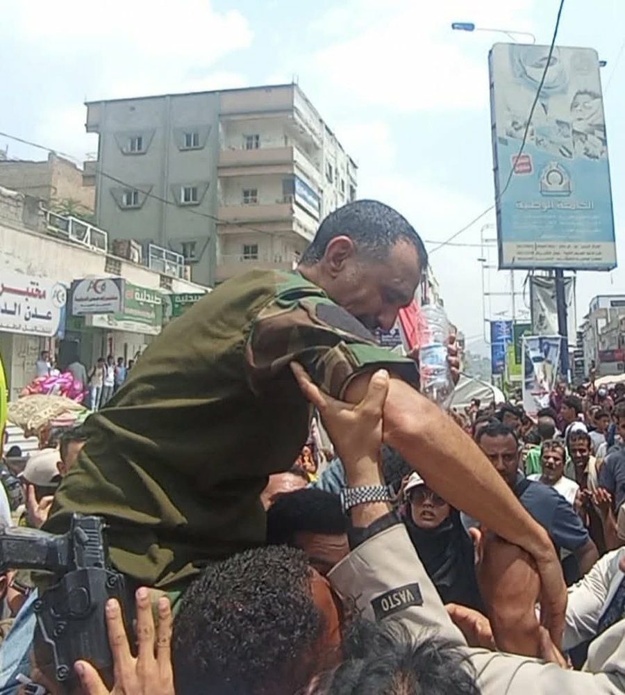 لاتحصروا اهدافكم على قطع احدى بنان جسد الارهاب والجريمة دماء الشهيدة اعظم واغلى من ذلك دماءها يجب ان يخلص تعز من جميع قيادات وادوات الارهاب المتجذر بتفاصيلها.

#سيطرة_الاخوان #الدولة_المختطفة