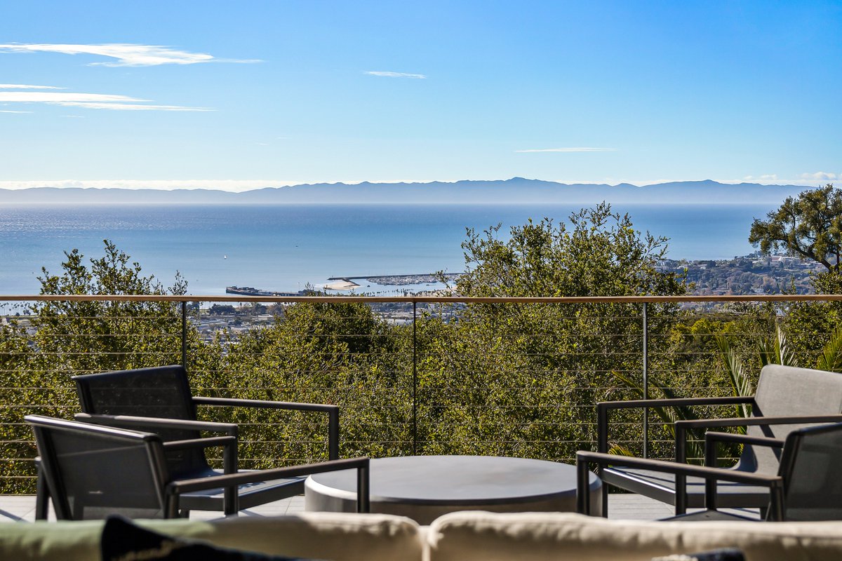 PacasoHomes's tweet photo. ✨ A rare chance to own on Santa Barbara’s Riviera.
Modern design, sweeping ocean + mountain views, and effortless indoor-outdoor living.

1/8 ownership $949K | 4BD | 5BA | 5,100 sq ft

Own your Riviera retreat. Explore more: https://t.co/x1Z59b0WuP
#Pacaso #CoOwnership #SantaBarbara #RivieraLiving #LuxuryHomes #California #RealEstate