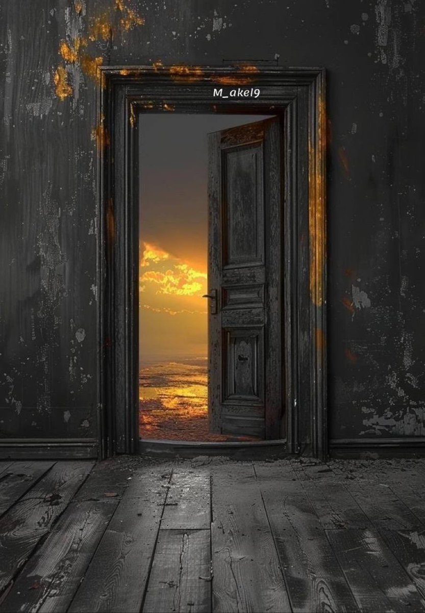 #مسـاء_الخيــر_والتفاؤل 
لا تمشِ بخطى غيرك كي تُرى
فالعين التي لا تُبصر نورك كما أنت  
لا تستحق الالتفات
اصنع لحظاتك كما تحب
لا كما يُحب أن يراك الآخرون
فأجمل الانتصارات تلك التي تحدث بصمت
لأجل ذاتك وحدها⚓️