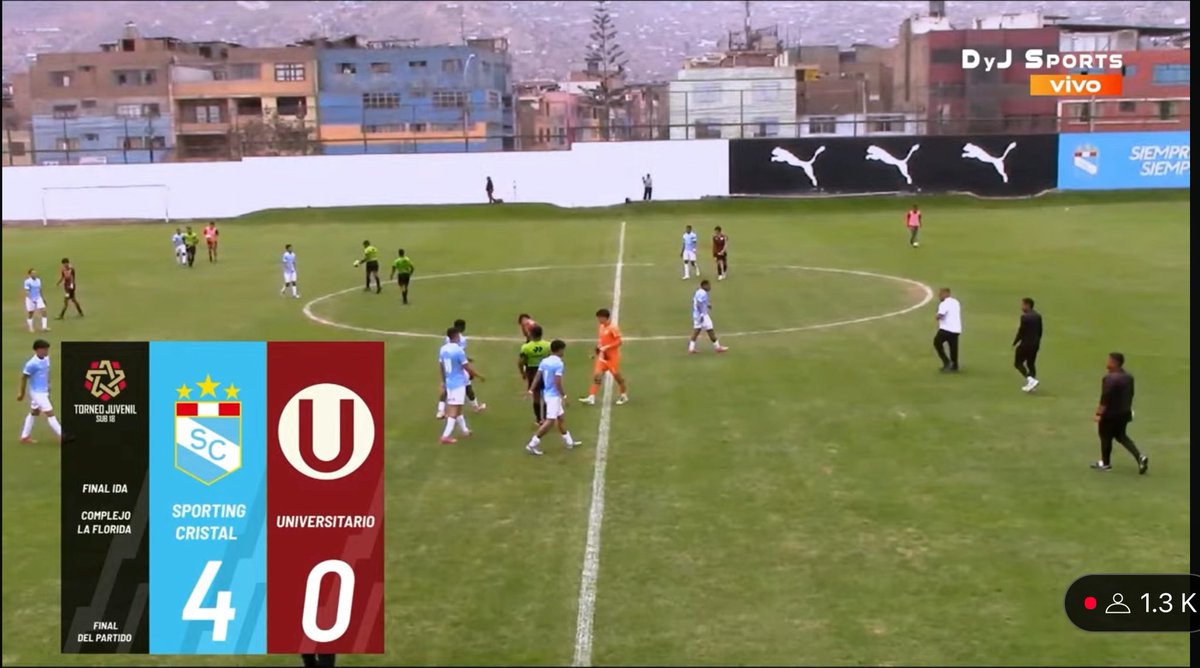 #SportingCristal goleó 4-0 a #Universitario en la final de ida del Torneo Sub18. 🔥
Moretti brilló con un hat-trick y Matías Martínez selló la goleada. En la ‘U’ fue expulsado Neumann.