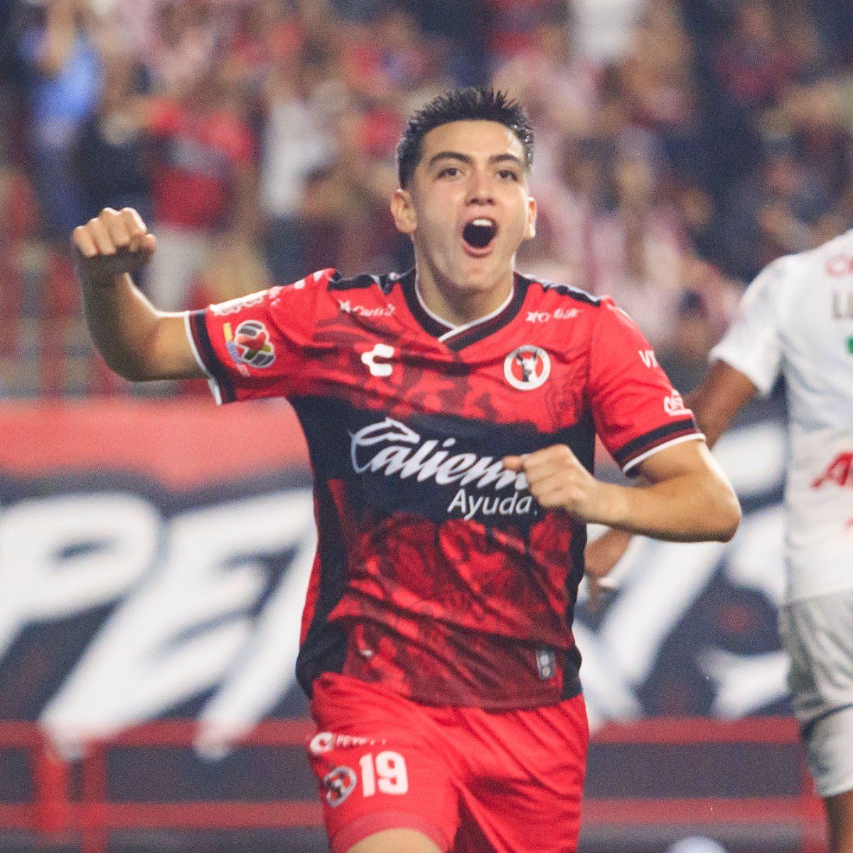 ¡Mala gestión de <a href="/Chivas/">CHIVAS</a>! ❌

Por Ley, ningún menor de edad puede publicitar casas de apuestas o bebidas alcohólicas.

¡<a href="/Xolos/">Xolos</a> sí lo está haciendo con Gilberto Mora! Samir Inda sale con el patrocinio de una casa de apuestas...