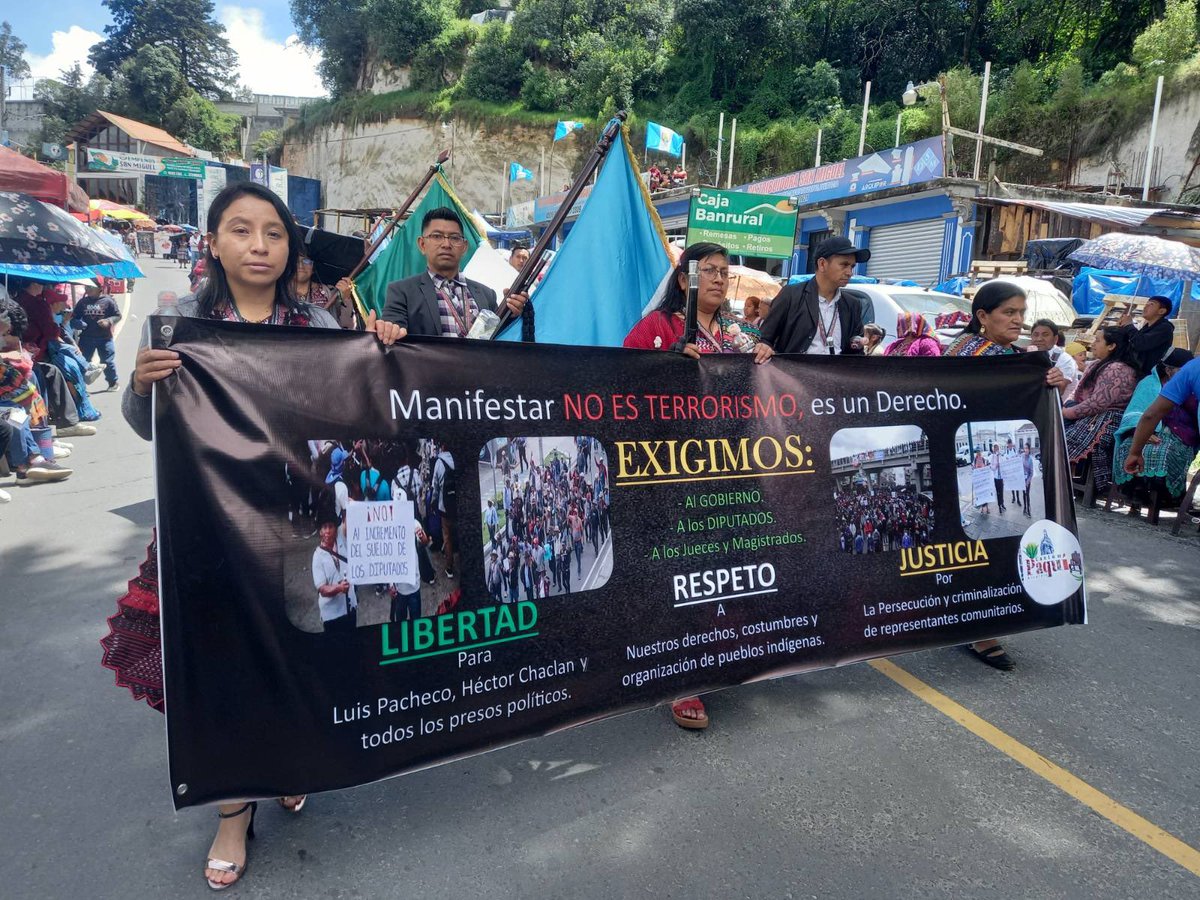 Exigen libertad para Luis Pacheco y Hector Chaclán 

En el desfile de inauguración de la Feria Titular de Totonicapán autoridades comunales de los 48 Cantones exigen que se detenga la persecución y criminalizacion de líderes comunitarios y autoridades indígenas. 

📷 Hugo Bulux