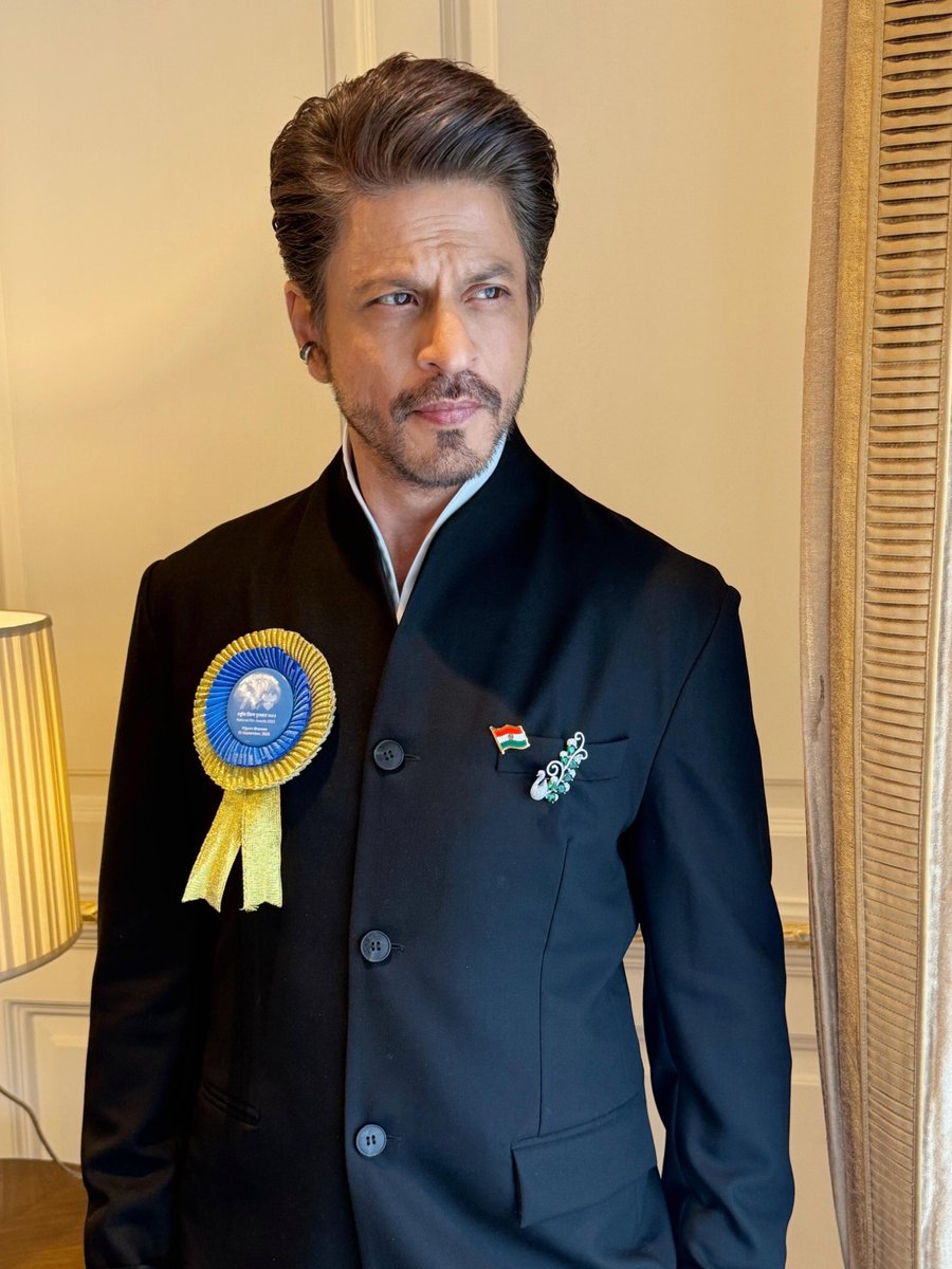 From the flag on his heart to the peacock on his lapel—Shah Rukh Khan embodies India’s pride &amp; grace. A true national treasure 🇮🇳✨ #ShahRukhKhan #NationalAward

<a href="/iamsrk/">Shah Rukh Khan</a>
<a href="/SRKUniverse/">Shah Rukh Khan Universe Fan Club</a>