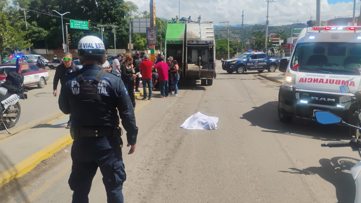 🚨 Tragedia en #Oaxaca: un camión de basura del municipio atropelló a dos adultos mayores en la carretera a San Pedro Ixtlahuaca, a la altura de Plaza Bella; una mujer de 78 años murió en el lugar y su acompañante de 80 años resultó gravemente herido. El conductor fue detenido.