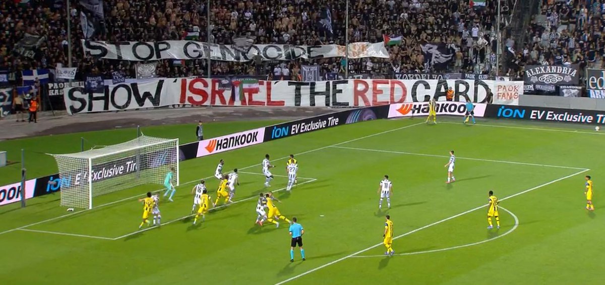 PAOK tribünlerinden Maccabi Tel Aviv maçı sırasında pankart: "Soykırımı durdurun; İsrail'e kırmızı kart çıkarın."
