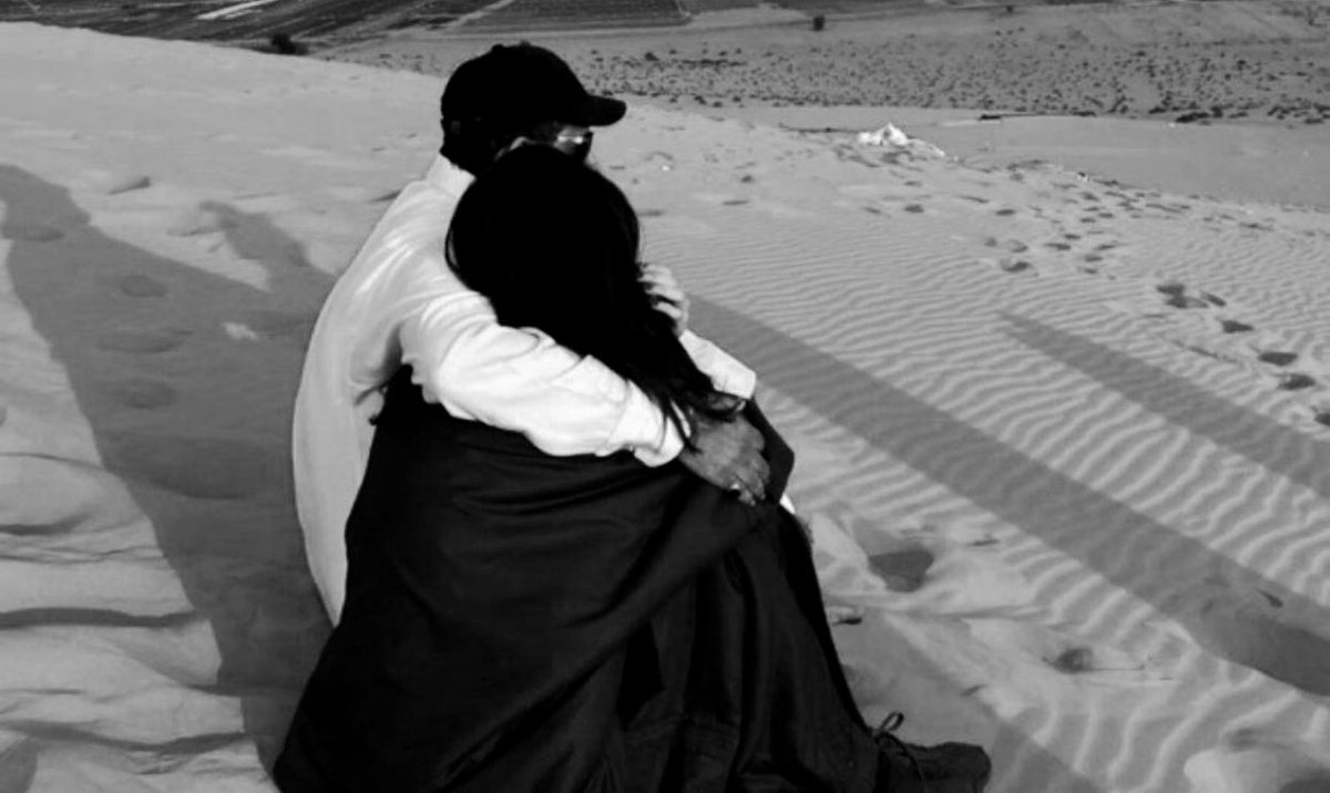 ••

أداريه وأحبه عسى العين ما تبكيه
تعدئ حدود الحب وأغلئ من الغالي

أنا لا دعيته بأسمه وقال لي لبيه
تزين الحياة بعيني وينشرح بالي