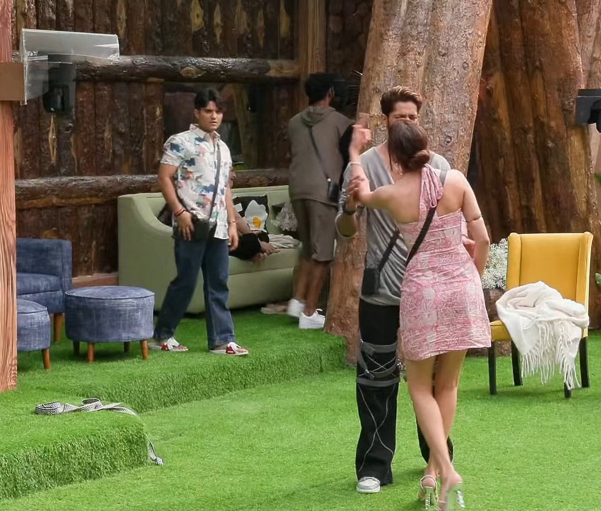 _TheFunOne__'s tweet image. Bhaii Ye Ladki Sirf Apne Wale ki Sunti Hai 😭🧘

#Bahana • #BaseerAli
#FarrhanaBhatt • #BiggBoss19