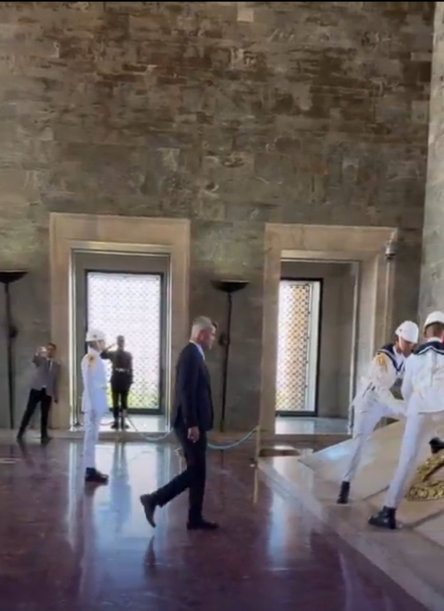 Ülkenin kurucu ve anayasal değerleri adına her kulüp başkanın ilk işi olması örneğini taşıyan Sadettin Saran ve Fenerbahçe  değerlerini hisseden Fenerbahçe delegesi tebrik ederim.