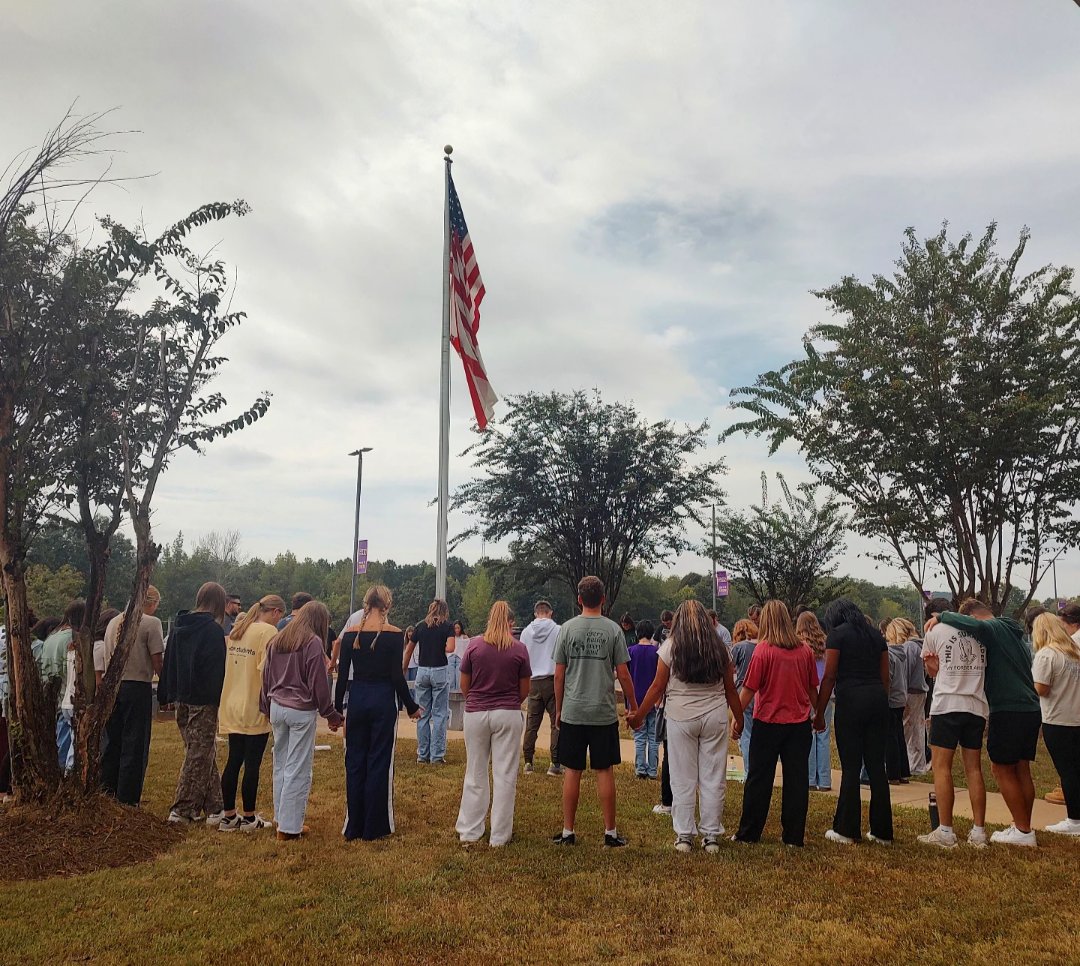 SHSTig3rPride's tweet image. Many students met outside during Tiger Time today for See You at the Pole. #TigersRoar #tigercode #tigerpride #iamatiger #syatp2025✝️🇺🇸