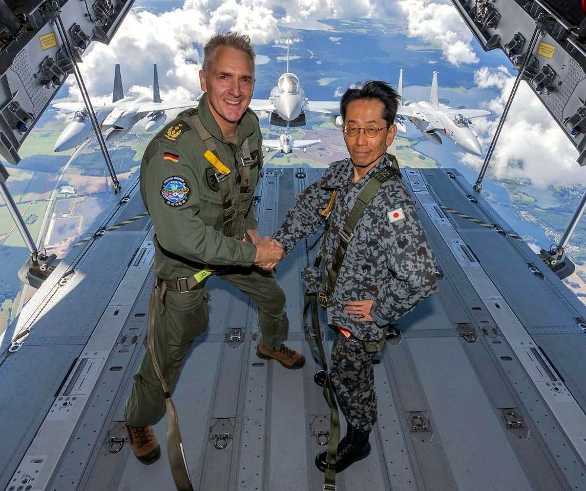 TeroTweet's tweet image. Nyt on räyhäkkä kuva!
Saksan ja Japanin ilmavoimat komentajien kättely Luftwaffen Airbus A400M -kuljetuskoneen avoimella perärampilla.
Kenraalien Neumann (vas) ja Morita takana kaksi Japanin F-15J Eagle - ja kaksi Saksan Eurofighter-hävittäjää.
Kuva: Bundeswehr
#turpo #avgeek