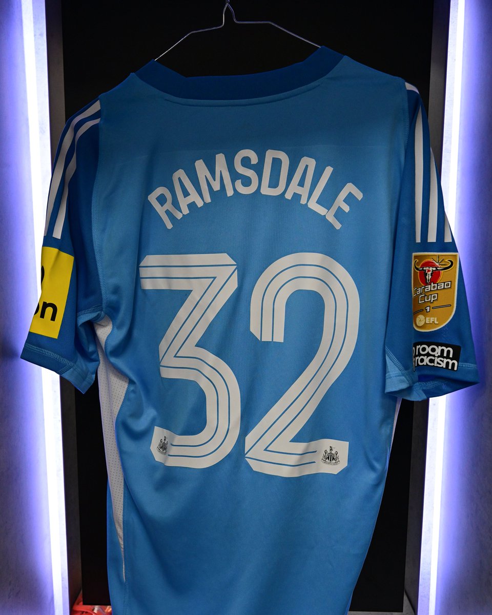 Making his competitive debut this evening 🧤

Let's go, <a href="/AaronRamsdale98/">Aaron</a>! 🙌