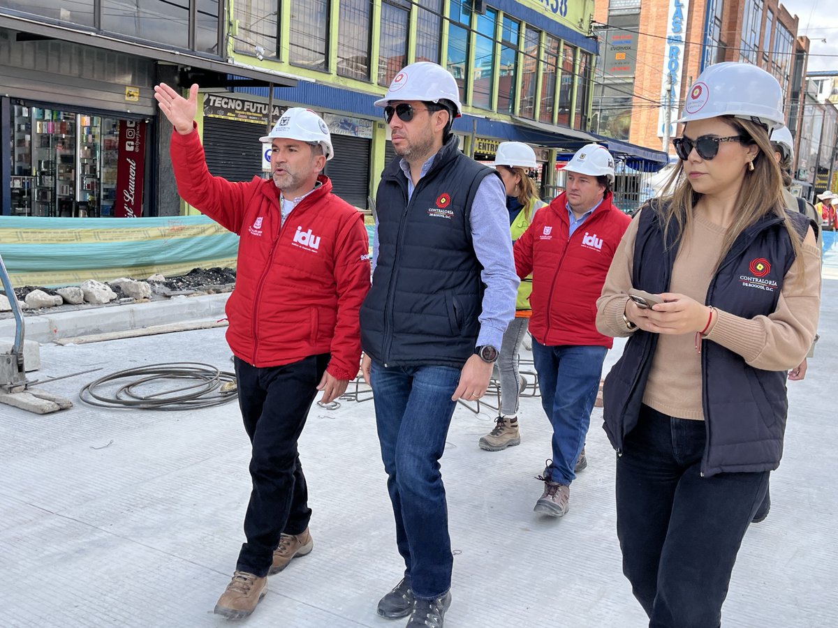 ContraloriaBta's tweet image. #TuContraloríaEnAcción | Con nuestro equipo de la Dirección Movilidad recorremos las obras viales que se realizan en #PuenteAranda y Montevideo, para constatar la correcta ejecución de recursos.

En esta ocasión, visitamos los grupos 1 y 4 de este proyecto desarrollado con