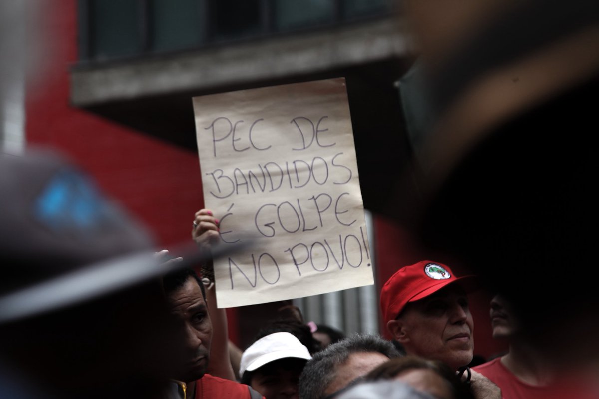 dylangayer_'s tweet photo. 🚨A PEC da Blindagem foi enterrada. 

O enterro da PEC da Blindagem foi mais do que uma derrota do Congresso: foi a vitória da mobilização popular contra uma manobra da direita que queria se proteger. 

Essa vitória é do povo que não aceita retrocesso. 

Fotos: Dylan Gayer https://t.co/ednClddrQ0