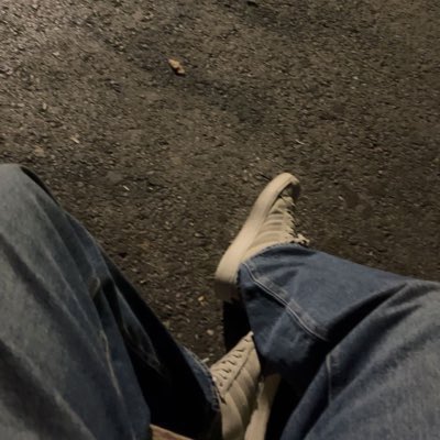 ıssız bir sokakta kaldırıma oturup içsel sıkıntılarla yüzleşme zamanı