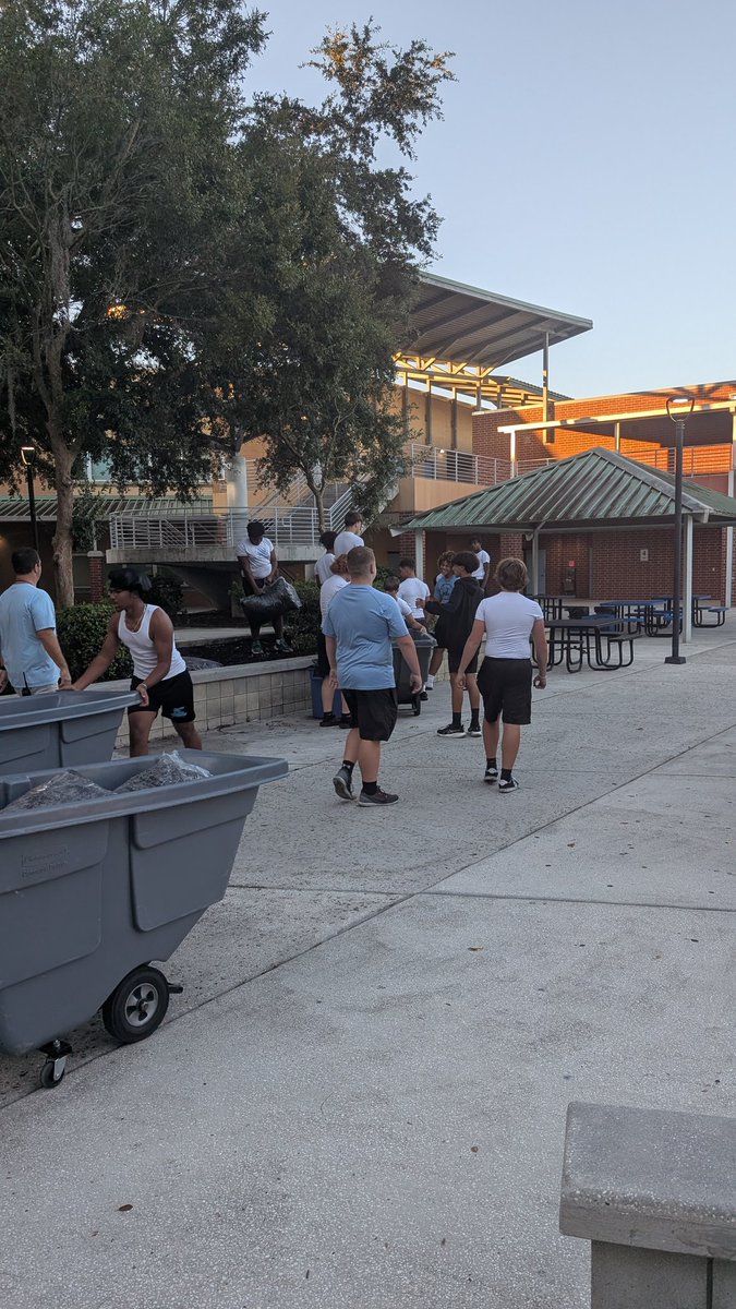 CoachHawley's tweet image. Little community service by our young guys this morning getting campus ready for homecoming! #techway