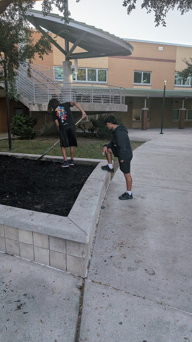 CoachHawley's tweet image. Little community service by our young guys this morning getting campus ready for homecoming! #techway