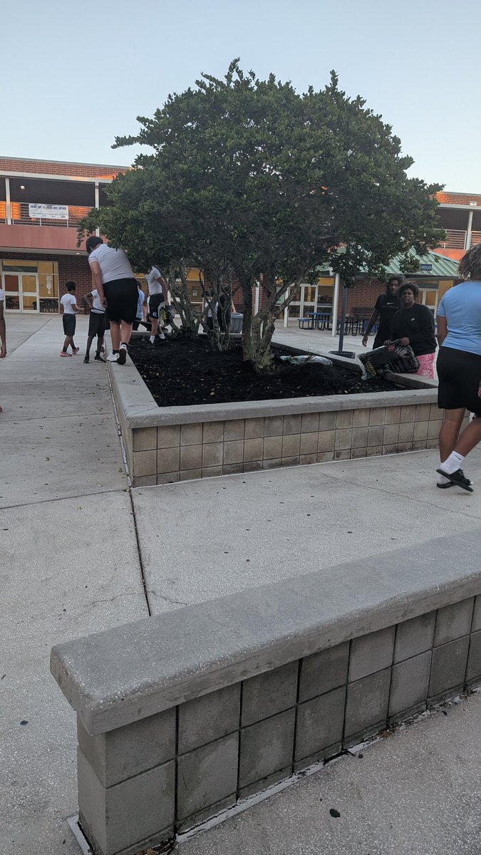 CoachHawley's tweet image. Little community service by our young guys this morning getting campus ready for homecoming! #techway