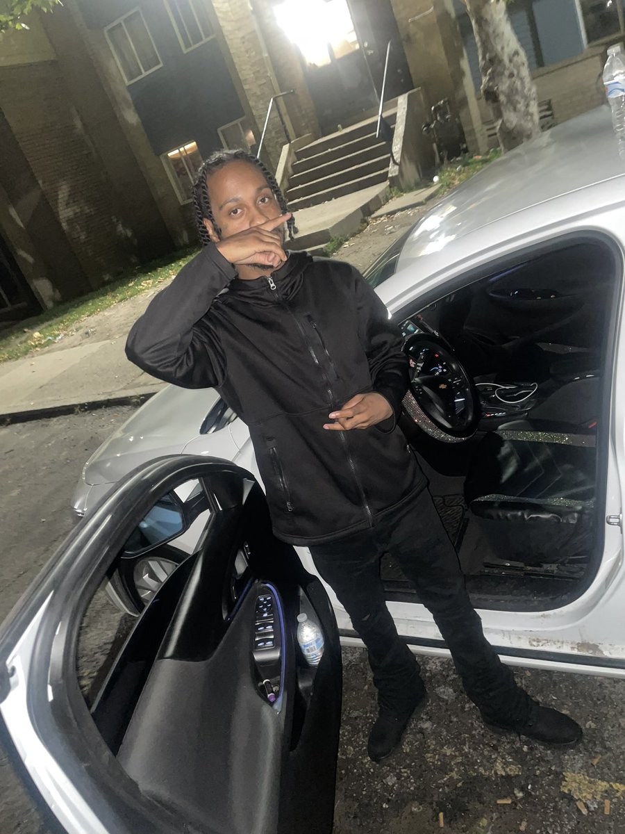 CallEmMax's tweet photo. Trenches made me I’m solidified 🖤🐍 #RSB https://t.co/ZcXBv3bEhK