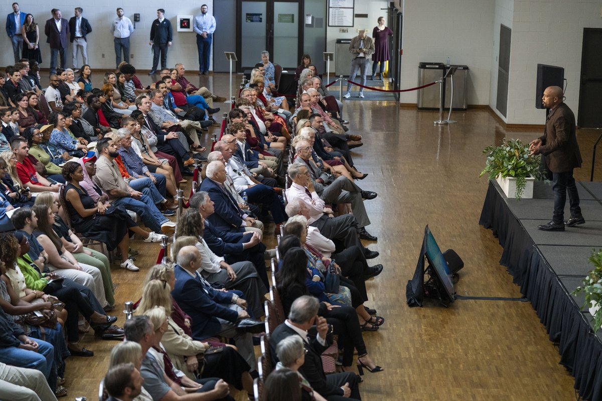 We were honored to welcome Daymond John of Shark Tank to deliver the 2025 Wyatt Lecture at Bellarmine. In addition to providing an inspiring lecture, he also joined students for an Exclusive Student Pitch Presentation during his visit. Explore more photos: flic.kr/s/aHBqjCv7TQ