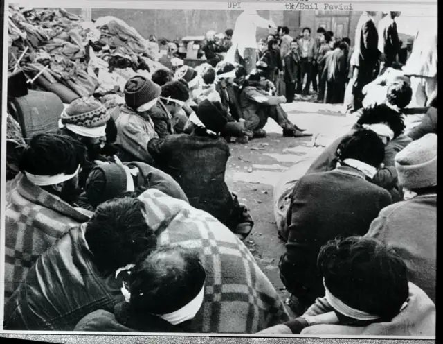 rzarei3's tweet photo. از جمله خدمات آمریکا در ایران!
ارتشبد فردوست درباره سازمان سیاه ساواک می‌نویسد:
از سال1335، ساواک توسط ده مستشار آمریکایی با الگو گیری از دو سازمان سیا و FBI تاسیس شد.
#دفاع_مقدس
#روایت_مقاومت https://t.co/lGIBQOJPhz