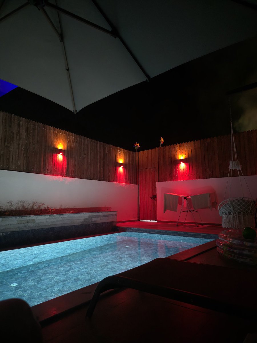 Geceye eşlik eden kırmızı ışıklar, havuzun huzurlu yansımasıyla minimalist bir uyum yaratıyor. Modern tasarımın sakinliği... 🌙💧