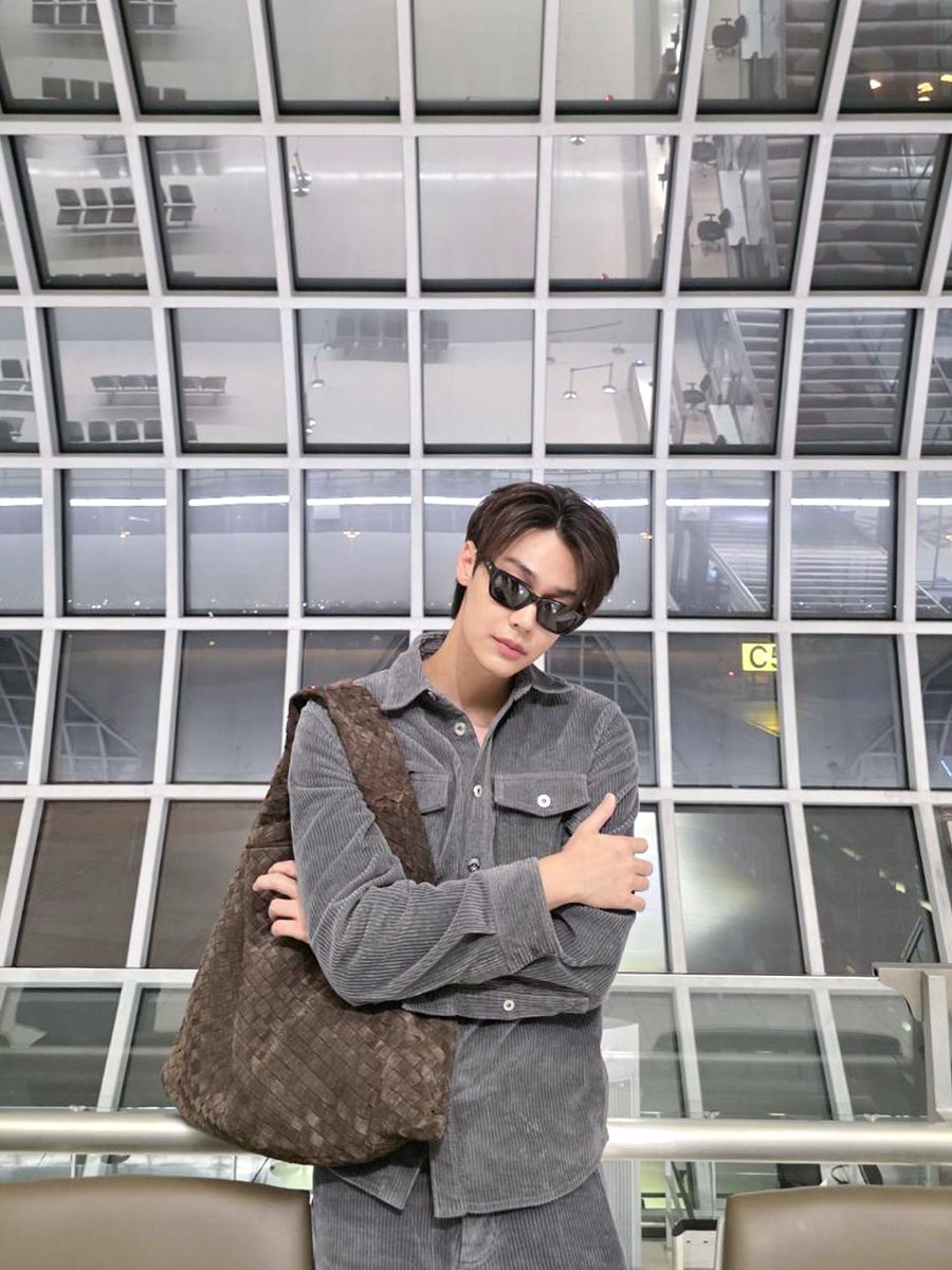 “ดิว จิรวรรตน์” พร้อมออกเดินทางไปยังกรุงมิลาน ประเทศอิตาลี เพื่อเข้าร่วมชมโชว์ Bottega Veneta Summer 26 Show ในวันที่ 27 กันยายนนี้ แฟนๆ รอติดตามรับชมภาพกันนะคะ ✈️✨️

See you at Bottega Veneta Summer 26 Show in Milan. ✈️✨️

#bottegaveneta 
#dew_jsu <a href="/dew_jsu/">Dewjsu</a> 
#GMMTV