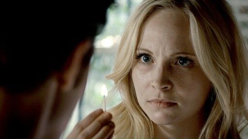 Did she say stand there and look stupid? No, she said buy my book and find out what was in Liz's letter to Caroline 👀 penguinrandomhouse.com/books/747051/i… #TVD #TheVampireDiaries