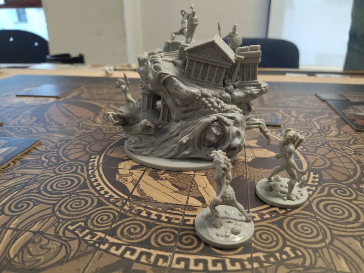 Continuamos con #AeonTrespassOdyssey de <a href="/ITUstudio/">Into the Unknown</a> en <a href="/enclavedejuego/">Asociación Enclave de Juego</a> .

Tras nuestro encuentro con la Simarquía, decisiones sobre nuestros aliados, nos enfrentamos a la Quimera Metástasios. Una masa de ambrosía ingente que repta hacia nosotros

#bgg #boardgames #juegosdemesa