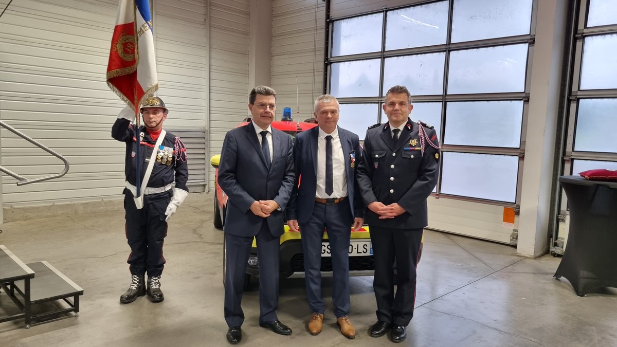 #Décoration | Remise de la médaille de la sécurité intérieure à P. BAGOT, président du conseil d'administration du service départemental d'incendie et de secours du Cher, par M. Barate @prefet18 pour son engagement en faveur de la sécurité civile et la protection des populations.