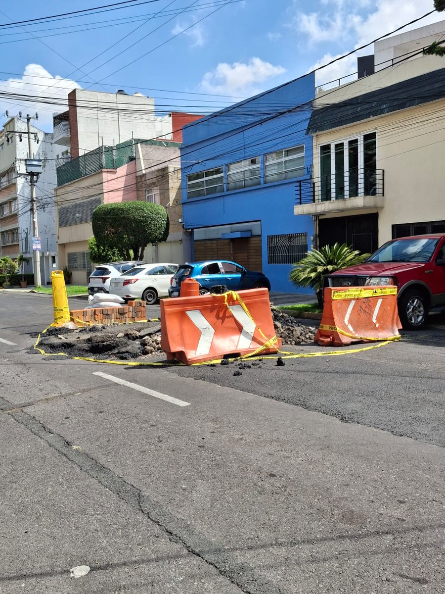Pbn477933867871's tweet photo. Tenemos otro reporte de socavon en Calle Uxmal No. 427 entre Eugenia eje 5 y Concepción Beistegui en #Narvarte @ComunNarvarte6 en @BJAlcaldia 
Lleva 8 dias y estamos en espera de @SEGIAGUA de la atención. 

Un socavón aparece cuando el agua debilita el suelo bajo el pavimento, generando un vacío que termina colapsando. 
No es solo un “hoyo”: es un riesgo para peatones y automovilistas.
Por eso es necesario taparlo y reforzar la base, evitando accidentes y daños mayores.