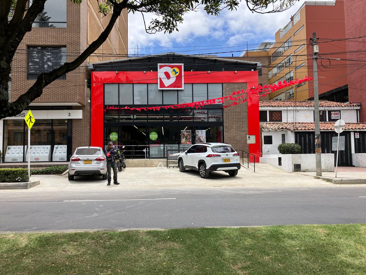 Abrieron un D1 en el barrio y obviamente los muy delincuentes remodelaron el andén para parquear. ¿Qué tipo de denuncia procede ahí y ante quién <a href="/luciabastidasu/">Lucía Bastidas Ubate</a> <a href="/MiEspacioesBog/">Defensoría del Espacio Público</a>? Vamos a ver de qué lado está realmente esta alcaldía 💪