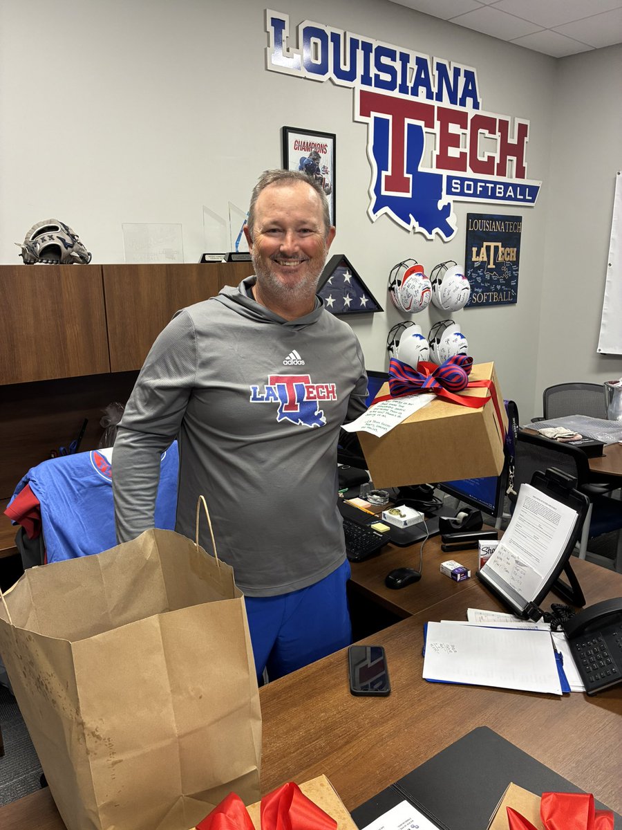 Culture and 🐶supporting 🐶 Some of our <a href="/LATechSOC/">LA Tech Soccer ⚽</a> 🔵⚽️🔴 parents took it upon themselves to show their gratitude to <a href="/LATechSB/">LA Tech Softball</a> for showing up and being loud for our last home game. Appreciation, kindness and support are always the right answer 💙🐶❤️ #BarkLouder