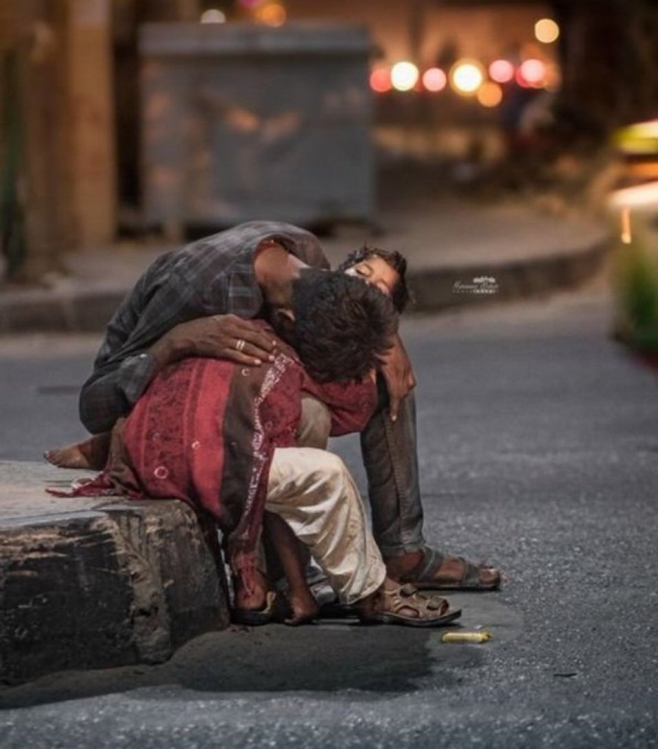 HudaA25873's tweet image. اقسم بالله العظيم انا تعبت من كتر التفكير في حالنا المؤساوي والحياه الصعب تعبنا من كثر ما توصلانا مع الناس صرنا للسف متسولين من اجل ان نحصل ع لقمت عيش لنسد فيها جوع اطفالنا  سامحونا صرنا نتمنا الموت حتا نرتاح اللهم عجل 
chuffed.org/project/125025