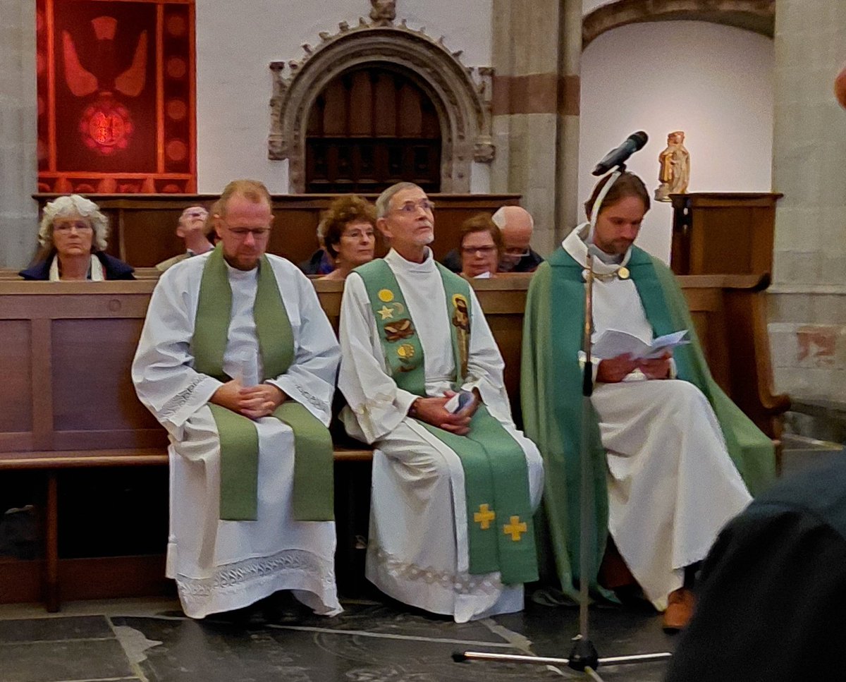 De Vredesvesper in de Dom begon vanavond met twee Jeruzalem-liederen: lied 1016 (Sjaloom, Jeruzalem) en Psalm 122 (Jeruzalem, dat ik bemin). Dat kwam als een mokerslag binnen.