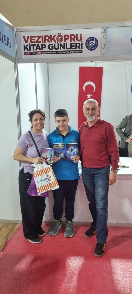 Sosyal Yardımlaşma ve Dayanışma Vakfımız da 33 yıl görev yaptıktan sonra emekli olan Vakıf Müdürümüz <a href="/KadirVeral8/">Kadir Veral</a> i kitap fuarında personelimiz ile birlikte ziyaret ederek, yazmış olduğu birbirinden güzel kitaplarının imza gününe katıldık, <a href="/tcailesosyal/">T.C. Aile ve Sosyal Hizmetler Bakanlığı</a> <a href="/ashb_sygm/">Sosyal Yardımlar Genel Müdürlüğü</a>