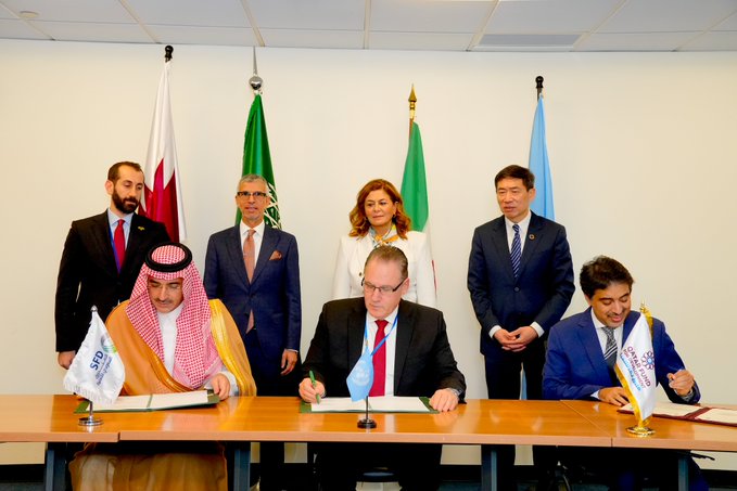 عاجل | صور | المملكة وقطر تقدمان دعماً مالياً مشتركاً بقيمة 89 مليون دولار، للمساهمة في دعم العاملين بالقطاع العام في سورية لمدة ثلاثة أشهر؛ لضمان استمرار تقديم الخدمات الأساسية للشعب السوري الشقيق وتعزيز مخصصات الميزانية وسبل العيش المستدامة والتعافي الاقتصادي الشامل 