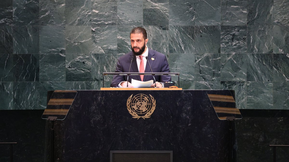 SyPresidency's tweet photo. السيد الرئيس أحمد الشرع، يلقي كلمة الجمهورية العربية السورية أمام الجمعية العامة للأمم المتحدة في دورتها الثمانين.

#رئاسة_الجمهورية_العربية_السورية https://t.co/1zIYjPIz4P