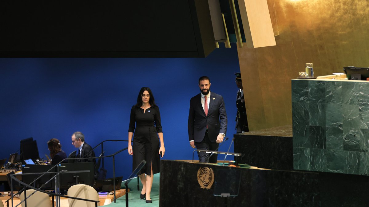 SyPresidency's tweet photo. السيد الرئيس أحمد الشرع، يلقي كلمة الجمهورية العربية السورية أمام الجمعية العامة للأمم المتحدة في دورتها الثمانين.

#رئاسة_الجمهورية_العربية_السورية https://t.co/1zIYjPIz4P