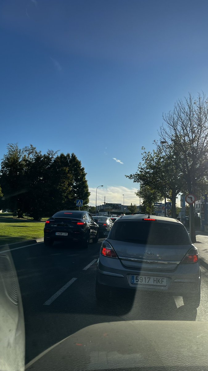 Otro día más del desastre de la movilidad en <a href="/MajadahondaAyto/">Ayuntamiento de Majadahonda</a> de la mano del <a href="/PPMajadahonda/">PP Majadahonda</a> , quienes no han movido un dedo en 8 años por ayudar a que sus ciudadanos se puedan desplazar sin atascos insoportables. Estamos abandonados <a href="/ComunidadMadrid/">Comunidad de Madrid</a>