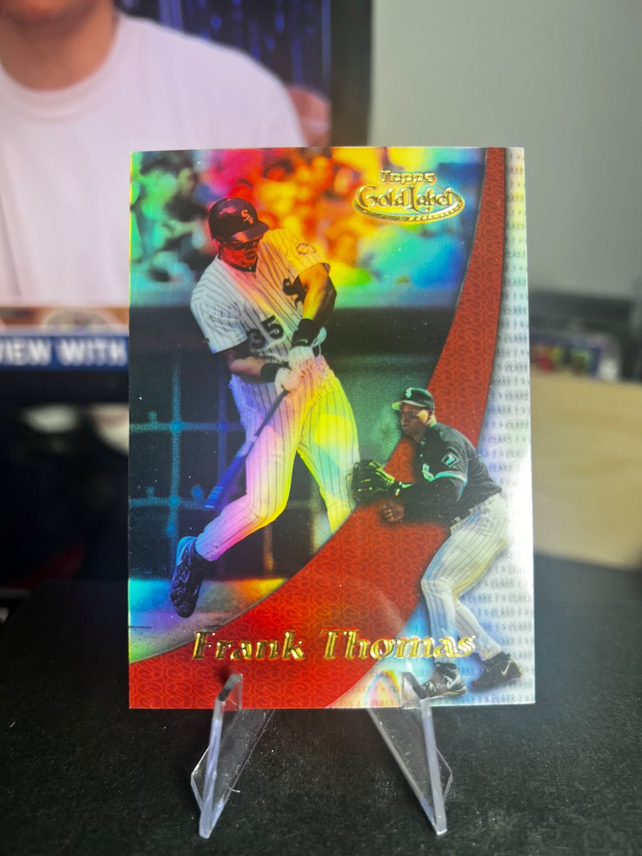 GIVEAWAY ! 🎉

- Frank Thomas Gold Label Refractor

Like, Retweet, and Follow to enter! ✅

- Check out my sales daily! 
- Plenty of cards available from yesterdays sale 💎

Winner picked tomorrow 💪